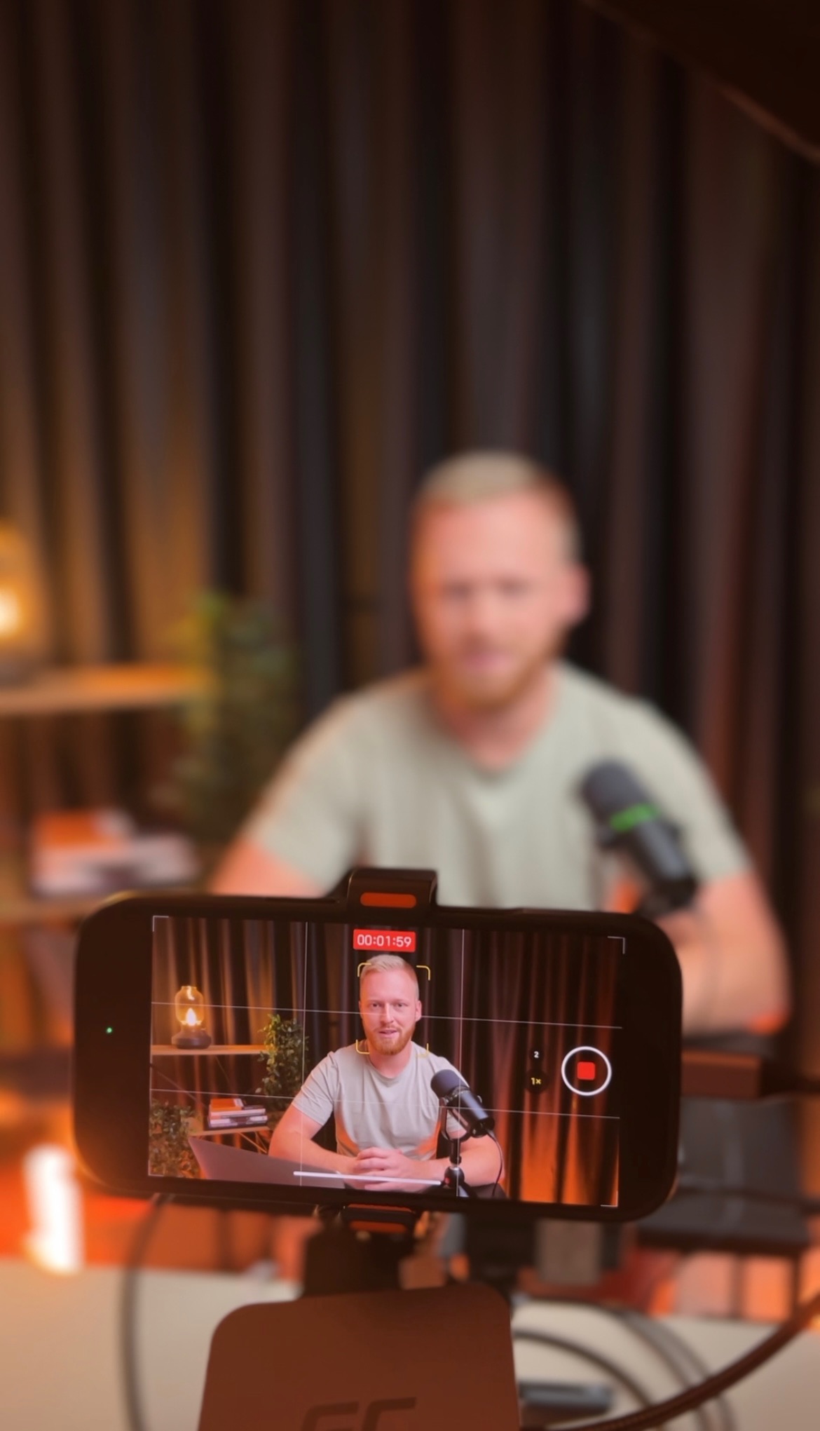 Marcin Fester podczas nagrywania materiału na YouTube